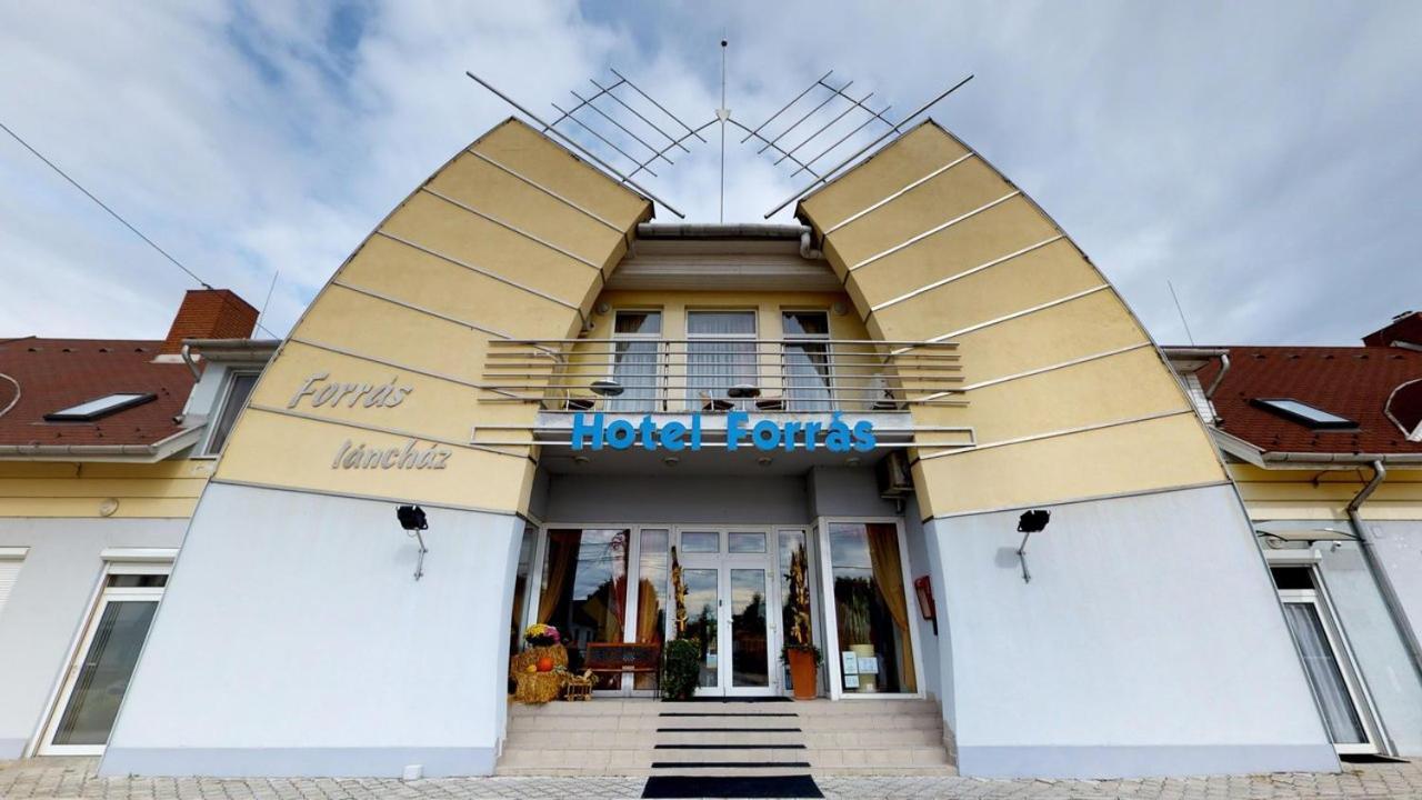 Hotel Forras Komárom Exteriér fotografie