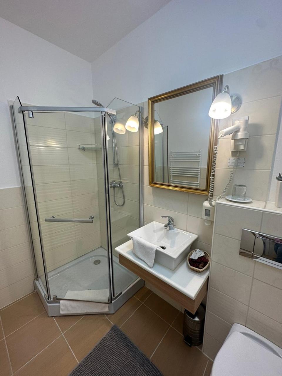 Hotel Forras Komárom Exteriér fotografie