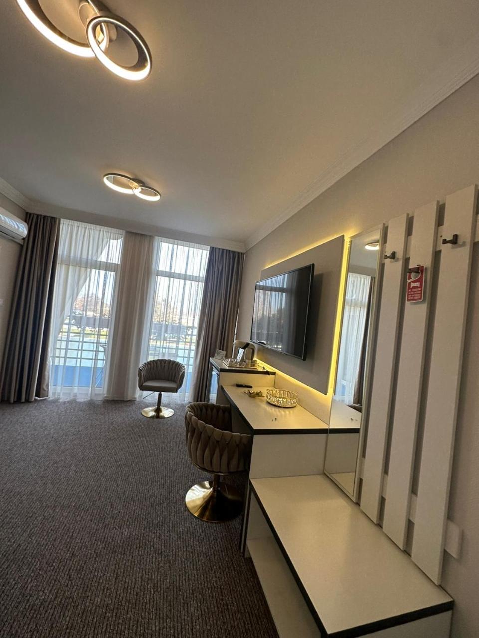 Hotel Forras Komárom Exteriér fotografie